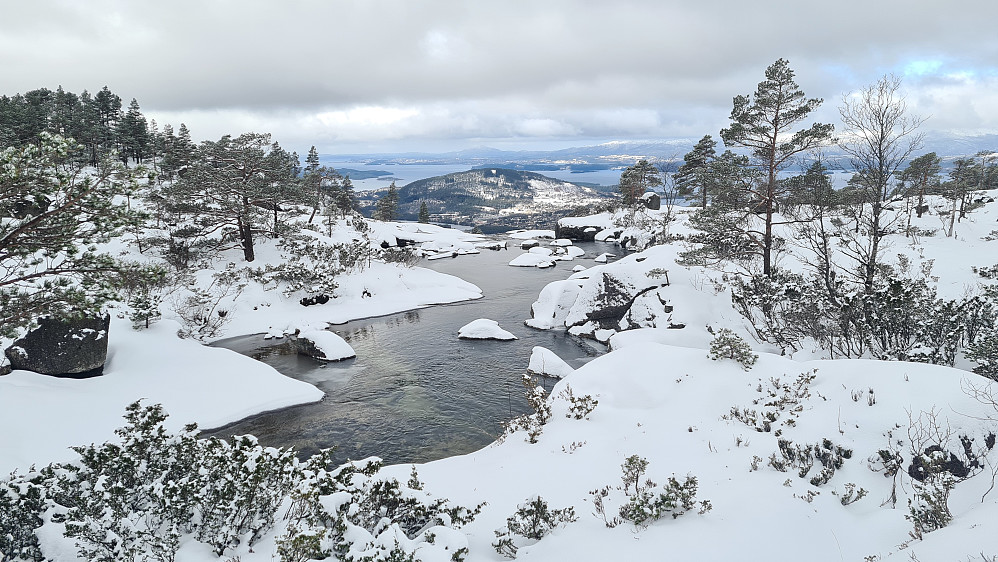 Rzeka Onarheimselva i częściowy widok na Husnes.