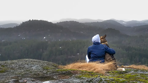 Amalie og Sniff nyter utsikten på Fuglås :-D
