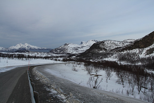 Her var det på med skiene, og Nordtinden skimtes til høyre for Skulsfjord! 