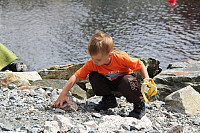 Barn, stein og vann..uslåelig kombinasjon:))
