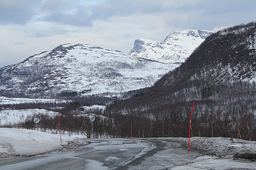 Nordtinden ses som den høyeste toppen i bakgrunnen her på tur ned til Lyfjorden kvelden før. 