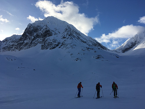 Start the ascent for Nallangaisi (in the photo). The route we chose, the west face couloir, is not visible from here, we had to first ascend towards the valley on the right.