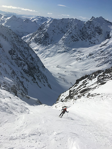 Skiing down towards Ellendalen