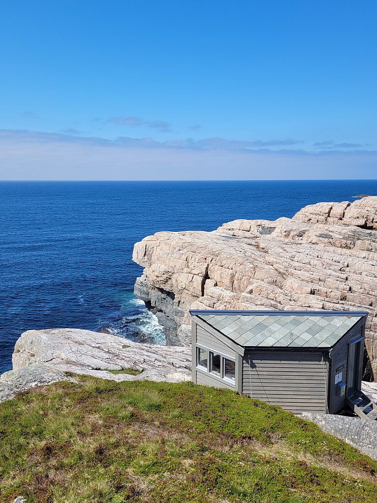 En liten hytte bortenfor toppen, som var beregnet til fugletitting.