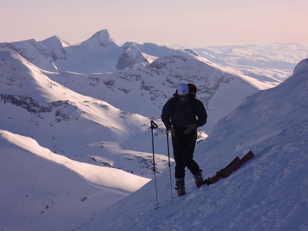 Dag og Ragnar setter igjen skiene halvveis opp siste bakke til Store Rauddalstind.