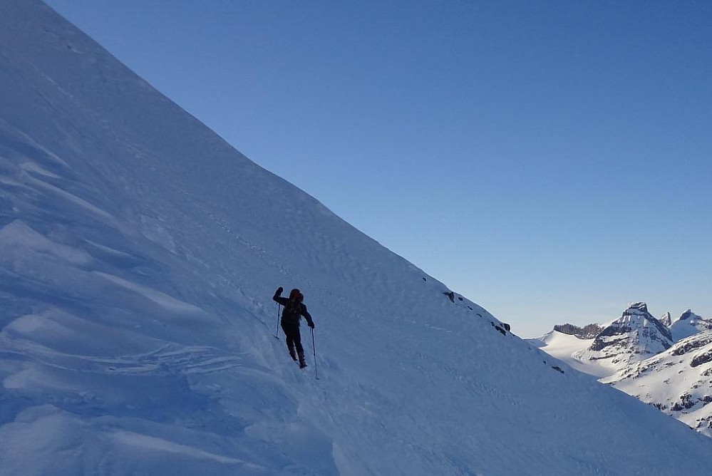 Bratt ut på Alvbreen. Her har Ragnar kommet til et drop på et par meter og lurer på hvordan han skal komme ned.