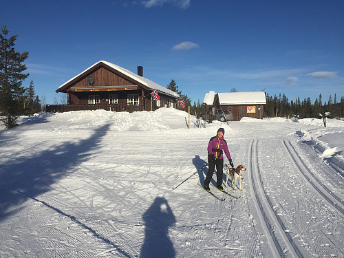 Anne Grete og Bonzo ved Skihytta i Snertingdal