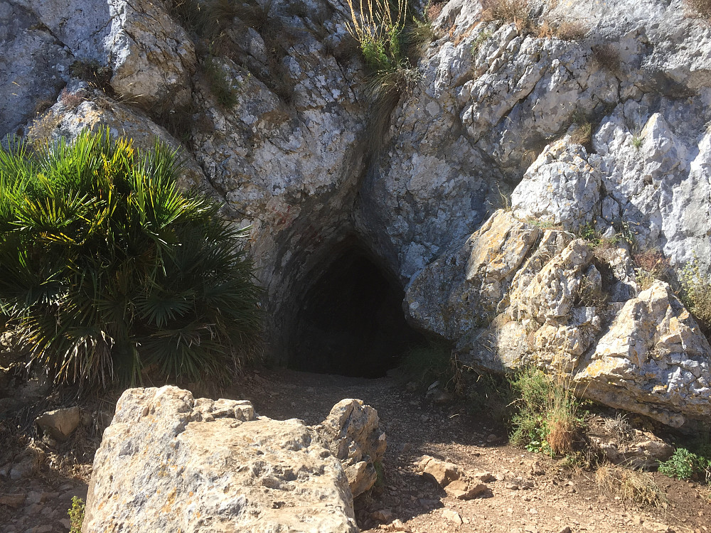 Naturlig grotte gjennom fjellet