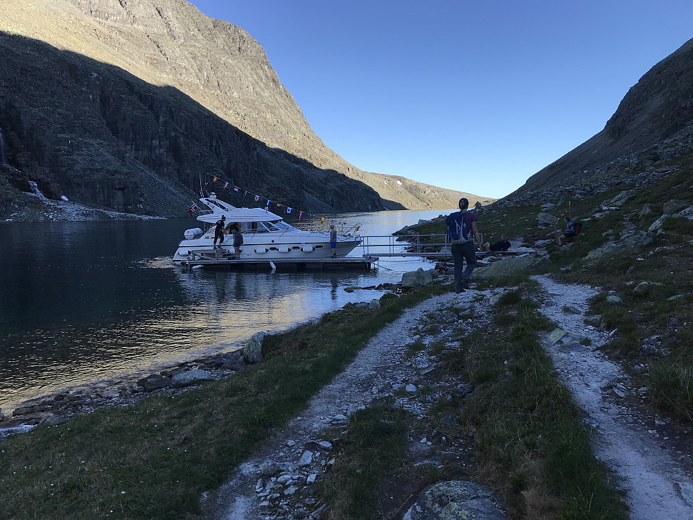 Ved båtkaia - hadde ringt og avtalt med hyttevert Øystein når vi skulle plukkes opp, og vi timet det helt perfekt.