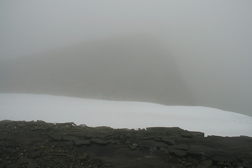 Begynnelsen av ryggen opp mot toppen av Galdebergtinden - så vidt synlig gjennom tåka.