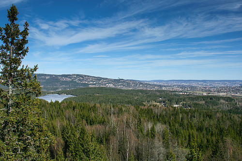 Utsikt fra Skuta mot Østernvann og Holmenkollen.