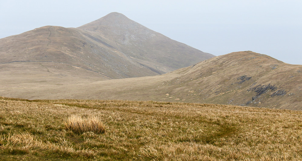 North Barrule lengst bak, Beinn Rein til venstre og Clagh Ouyr til høyre, tatt med telelinse fra toppen av Snaefell.