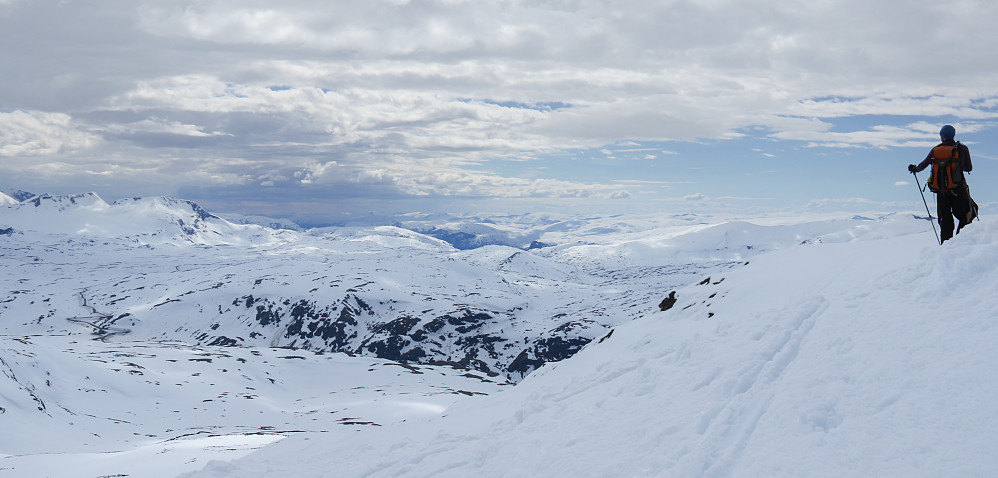 Oppover ryggen mot Veslfjelltinden. Mye snø på Sognefjellet i slutten av juni.