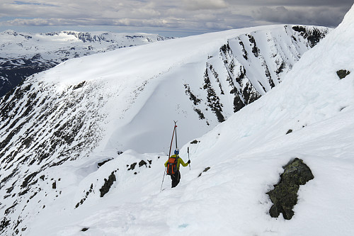 Ned nordryggen fra Veslfjelltinden. Loftet på den andre siden.