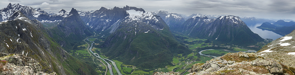 Utsikten fra Romsdalseggen kan ta pusten fra alle og enhver: Lengst bak til venstre ser man Store Venjetinden med Blånebba foran, og opp fra Romsdalen stiger blant annet Romsdalshornet, Trollveggen og Varden (lengst til høyre).