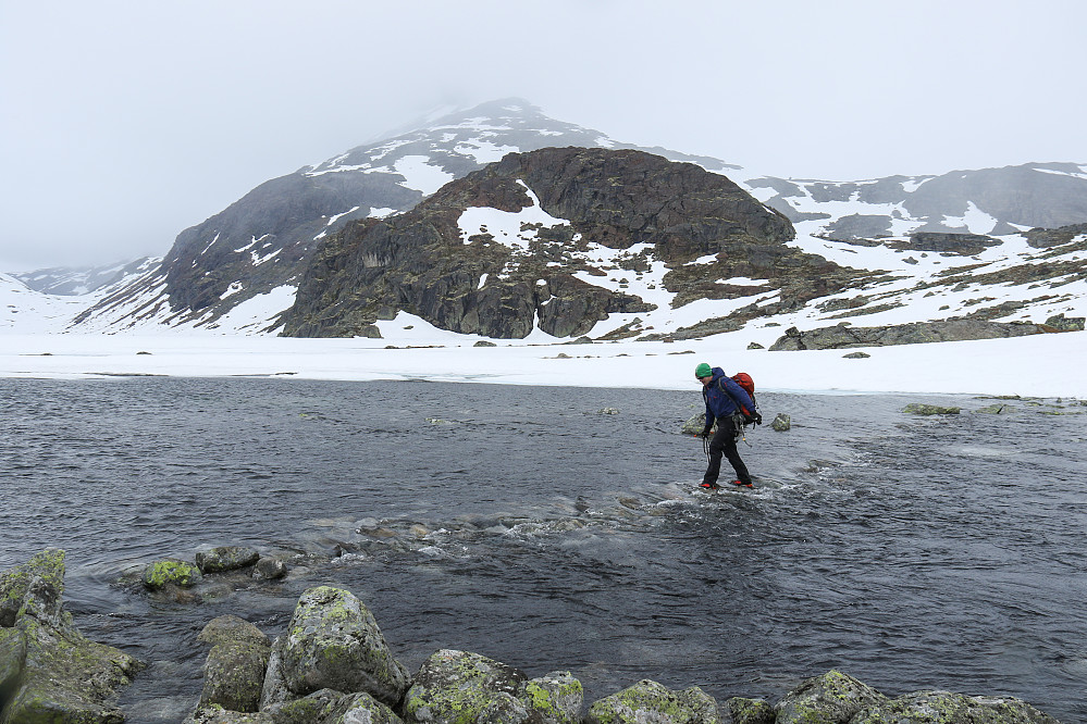 Vading ved Uradalsvatnet.