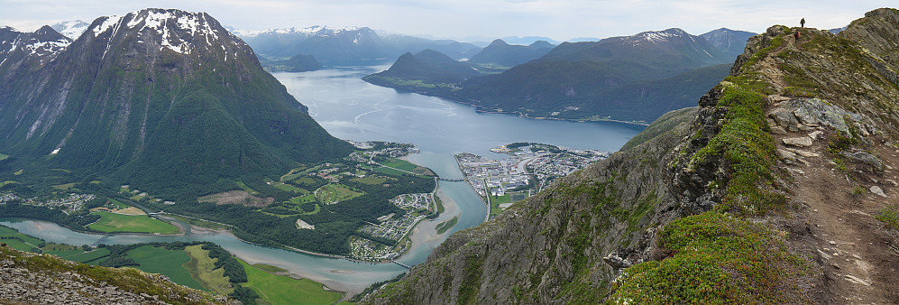 Mot slutten av eggen. Åndalsnes begynner å åpenbare seg der nede og utsikten er fortsatt upåklagelig.