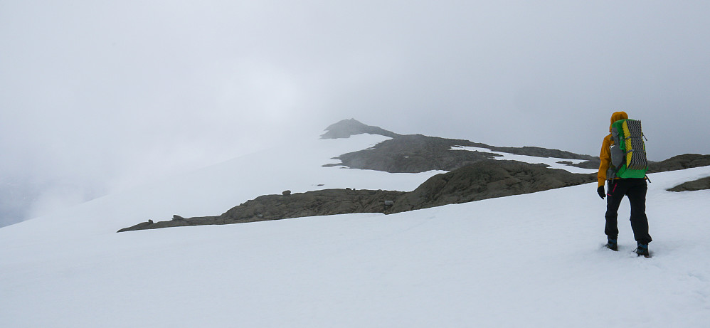 På vei til topps i tåka - høyeste punktet på Breikvamsnosi ved 1720 moh.