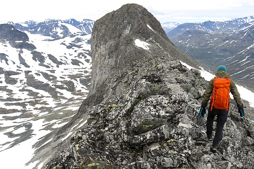 Fra eggen mellom Søre Stetinden og Stetinden har man fint utsyn over til det spektakulære stupet på vestflanken av fjellet. 