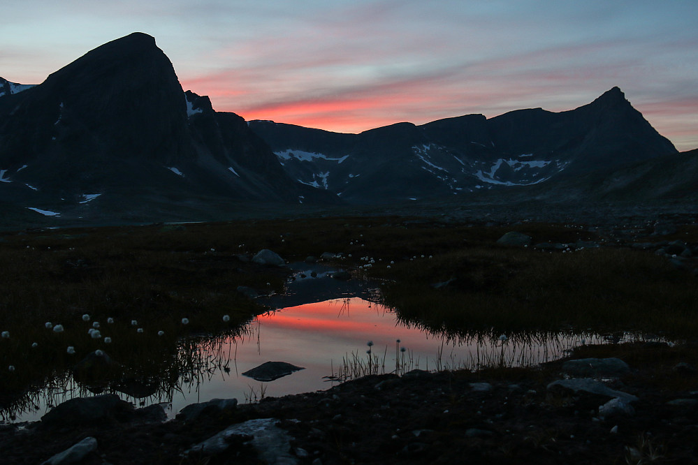 Første kveld på Dovrefjell med solnedgang over Bruri og Langvasstindene.