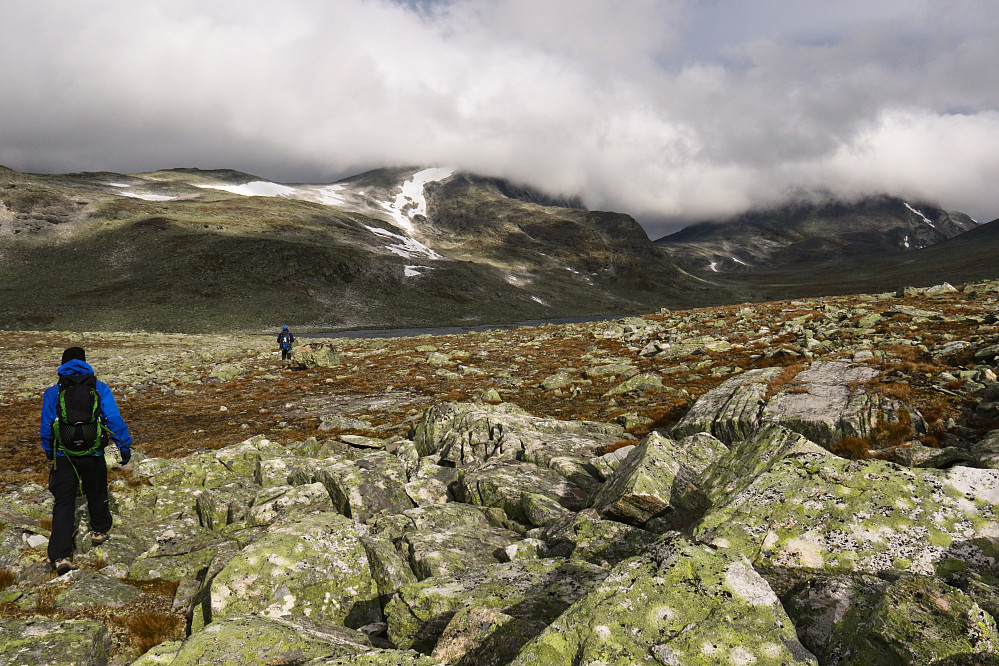 Etter 6 km på sti skrår vi nordvest mot Storskrymten. Her er både Storskrymten og Litlskrymten innpakket i skyer.