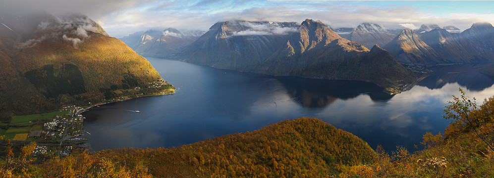 I bratta opp til Lisjehornet ble det plutselig knallutsikt over Sæbø, Hjørundfjorden og fjellene rundt. Hustadnestua (nederst i midten av bildet) ble liten under oss.