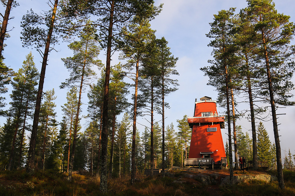 Det 12 meter høye Haukenestårnet, som er Norges eneste bevarte branntårn i tre. Her kan man reservere overnatting ved å kontakte Rømskog kommune.