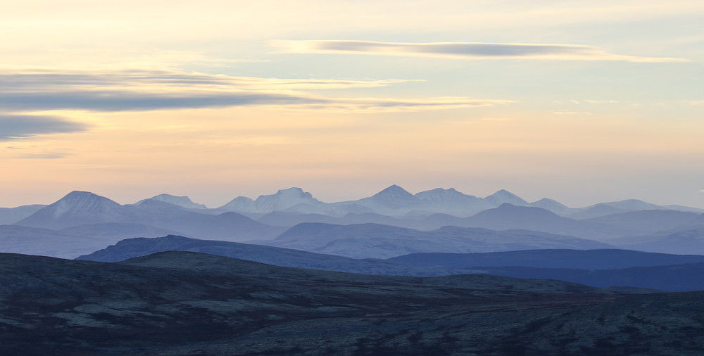 Novemberdag på Brennhøgda med solnedgang over Rondane.
