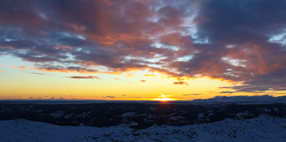 Sola går ned over Valdres.