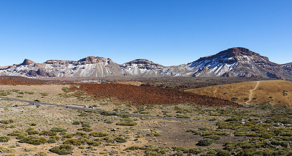 Montaña de Guajara til høyre og Roque de la Grieta til venstre (den lille piggen). Montaña Pasajirón i midten.