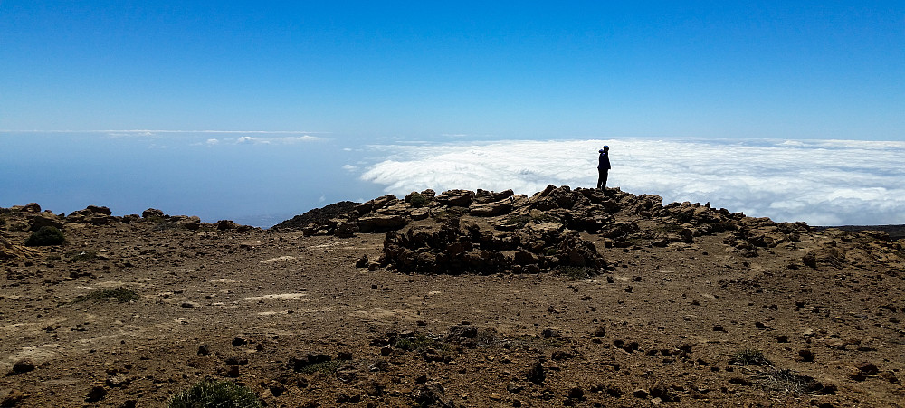 Toppen av Montaña de Guajara var stor og flat. Plass til horder av mennesker hvis det trengs. Skyfritt hav i sør og overskya i vest. 