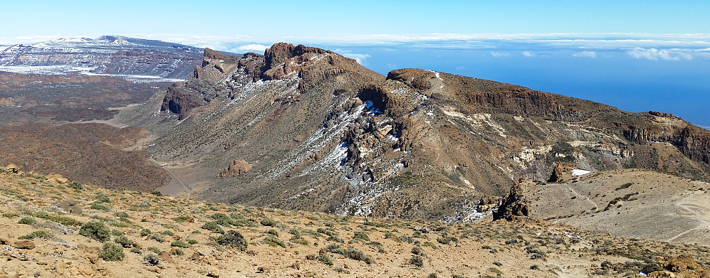 Stien ned til passet Montaña de Guajara og Montaña Pasajirón. Jeg fikk lyst til å fortsette videre bortover kraterkanten, men vi var på slappavtur.