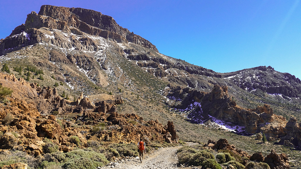 Grusveien tilbake med overblikk over hele ruta opp til toppen av Montaña de Guajara 