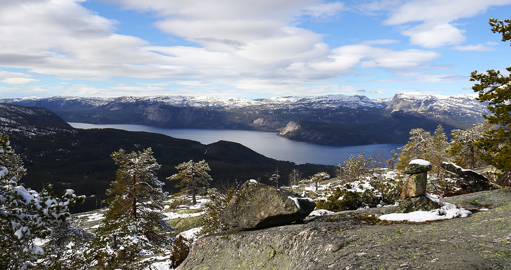 Knallutsikt over Nisser og Hægefjell. Blant annet. Fagerliheii er absolutt et flott sted for vårturer til fots (hvis man tåler litt uforutsigbart underlag).