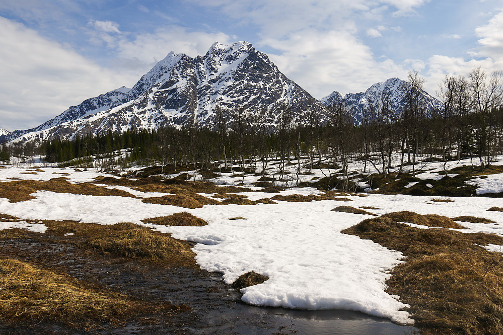 Snøsmeltingen er i gang på myrene vest for Trollhytta, Trollvasstinden og Isskardtinden.