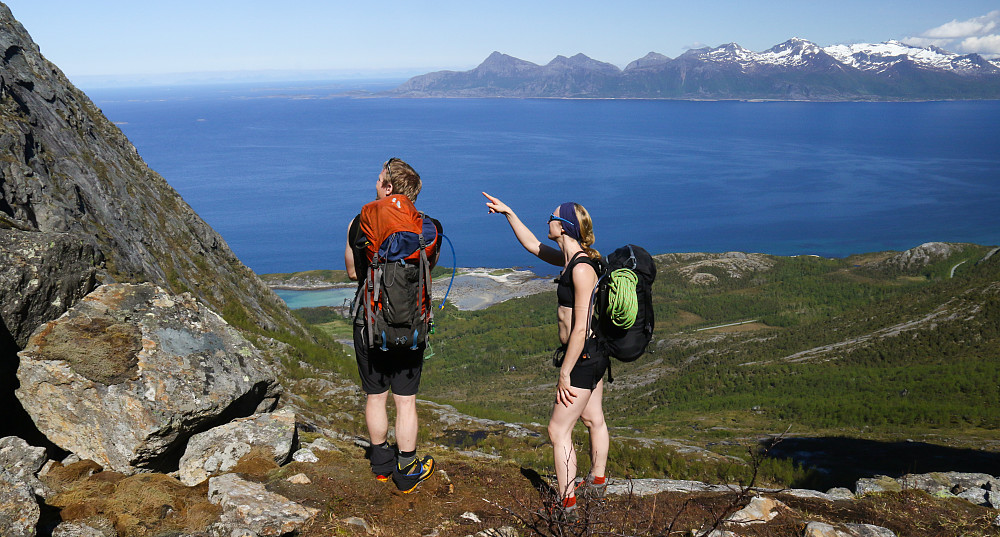 Fra anmarsjen til Strandåtinden. Utsikt over til Kråktindan i Steigen og Lofotveggen (kan så vidt skimtes i den disige horisonten).