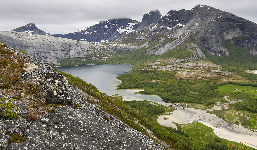 Her har vi kommet oss opp på ryggen mot Straumfjellet og ser ned på Hopen og brua vi krysset. Svaet opp fra Hopen heter Tverrurberget, og bak der igjen ligger Kråktinden. Til høyre for Kråktinden følger Rundtinden, Midnattstinden og Skjolden.