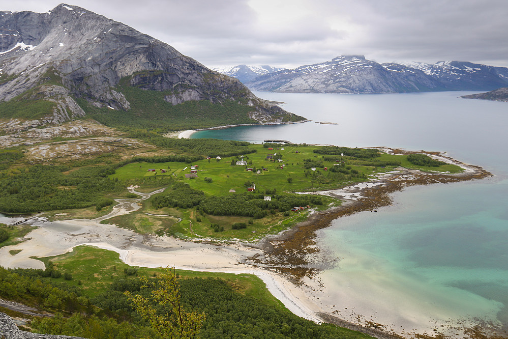 Den lille bygda Rørstad. Velholdte bygninger som fremdeles brukes som sommerhus selv om det ikke bor noen fastboende der lenger.