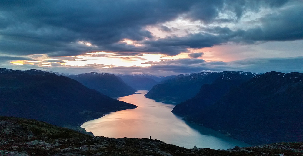 Sola stod opp rundt halv fire. Fra Molden var den et vakkert skue der den speilet seg i Lustrafjorden.