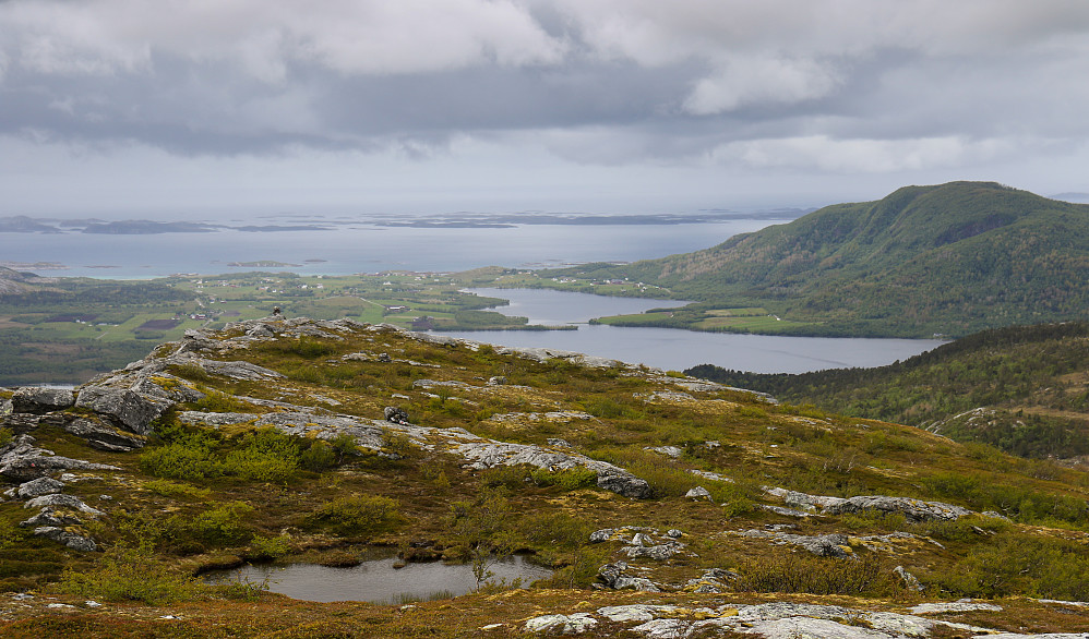 På Fjærhesten med utsikt nordvestover. Indre Fjærvantn med Middagshaugen til Høyre. Fjorden utenfor der igjen.