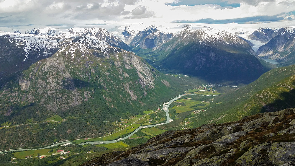 Utsikt fra Myrhyrnas trigpunkt på 1448 moh. Høganibba til venstre foran Krundalen som går inn til Bergsetbreen. På andre siden av Krundalen ligger Hauganosi, og deretter Nigardsbreen helt til høyre. Den grønne dalen med elva i bånn er naturligvis Jostedalen.