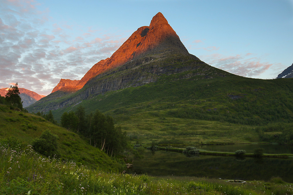 Jammen flaks at vi bestemte oss for én ekstra overnatting i Innerdalen, for solnedgangen over Innerdalstårnet ble fryktelig pen!