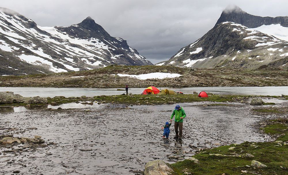 Vår fotogene småbarnscamp hadde blant annet utsyn inn i Morka-Koldedalen med Hjelledalstind og Falketind på hver sin side. For 2-åringen var alt det grunne vannet en sikker vinner.