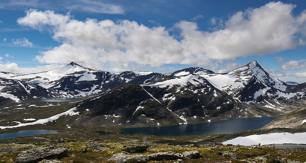 Pyttegga (høyre), Høgstolen (i mellom) og Karitinden (venstre) sett fra nord. Pyttbua ligger noe til venstre for enden av vannet lengst til venstre på bildet.