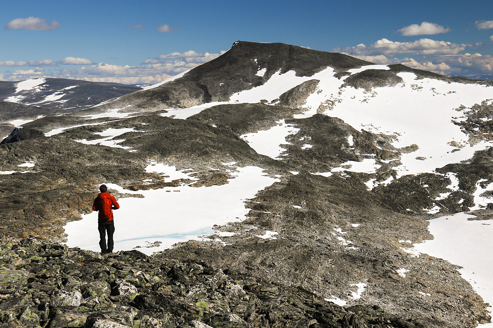 På vei ned fra Høgstolen med overblikk over resten av ruta bort til Karitinden. Vi gikk omtrent kant i kant med stupene ned mot Søre Botnvatnet.