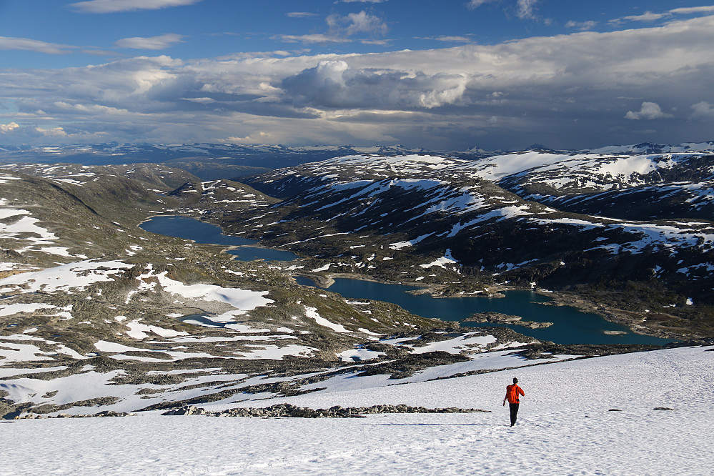 Over snøflak ned fra Karitinden mot Veltdalshytta. Her ser vi ned i Veltdalen og de to Veltdalsvannene.