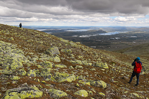 Her er vi på vei nedover et av de østlige toppunktene til Stor-Svuku. Og så er det inmari fint å se innover i Grøtådalen nord for oss.