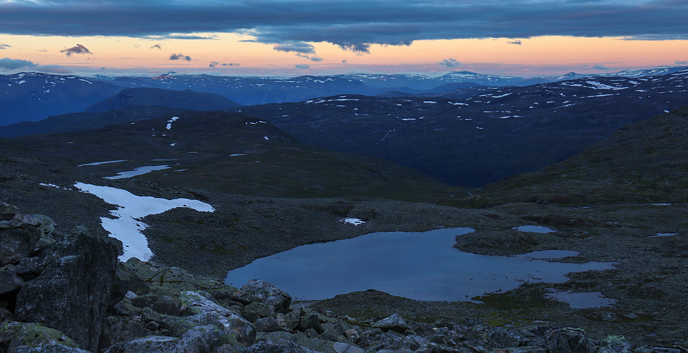 Frokost med utsikt til soloppgangen bak Vesle Austanbotnen. Klokka er seks om morgenen og vi har allerede kommet et godt stykke på vei opp ura til sørtoppen.  