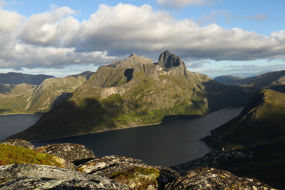 Heisann! Var det sånn Grytetippen og Keipen så ut! Der var vi jo i går. Fjordgårds bebyggelse ned til høyre.