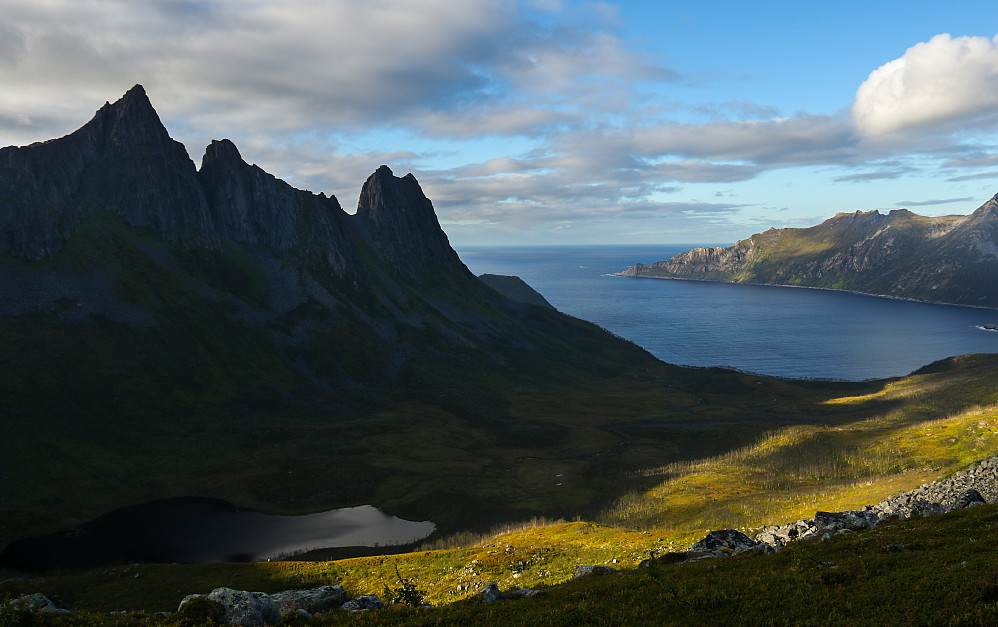 Sola ble ferdig med å skinne på fjellene vi hadde besøkt. Inste Kongen lengst til venstre og Svartevasstind med sine to tagger lengst til høyre. Kongsskaret ligger ved foten av Svartevasstind, og hvis man myser litt ser man gress/ur-renna vi fulgte opp dit. Ved foten av fjellene ligger Korkedalen og Korkevatnet.